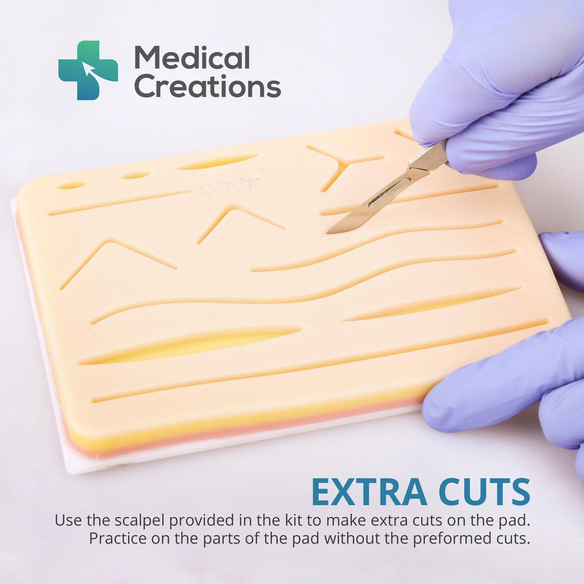 Incision supplémentaire dans le pad de suture avec le bistouri du kit